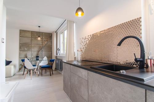 Kuchyňa alebo kuchynka v ubytovaní Apartament Szaro na Białym