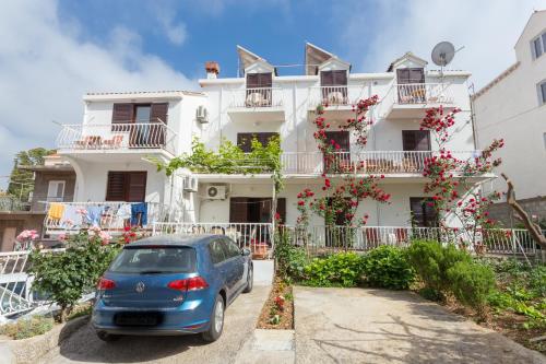 un coche azul estacionado frente a un edificio blanco en Villa Anka, en Cavtat