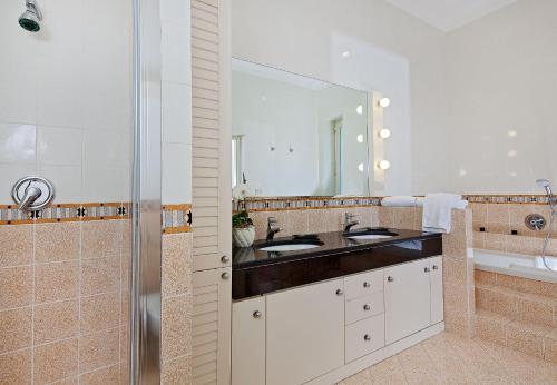 Bilik mandi di Villa Oriana Relais