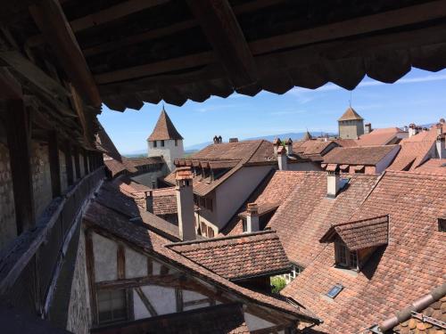 uma vista superior dos telhados de uma cidade em Ferienwohnung Burg Murten em Murten