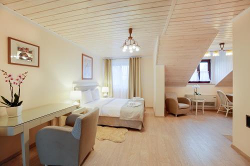 Pokój hotelowy z łóżkiem, biurkiem i krzesłami w obiekcie Apartamenty Łozówka w mieście Zamość