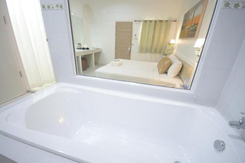Säng eller sängar i ett rum på iRest Ao Nang Seafront - SHA Plus