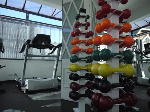 a rack of dumbbells in a gym at Center Suiço Flats in Campos do Jordão