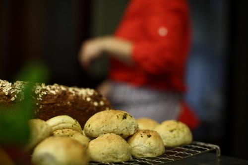 a bunch of bread and potatoes on a grill at Currarevagh House in Oughterard