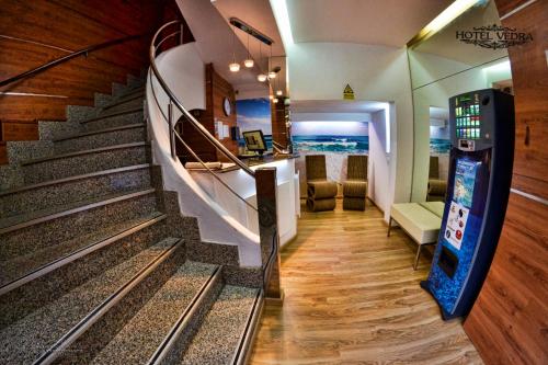 ein Zimmer mit einer Treppe und einer Videospielmaschine in der Unterkunft Hotel Vedra in Sant Antoni de Portmany