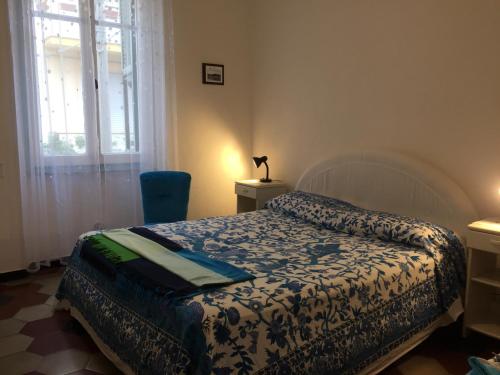 ボナッソーラにあるAzzurro come il mare by PortofinoVacanzeの小さなベッドルーム(ベッド1台、窓付)