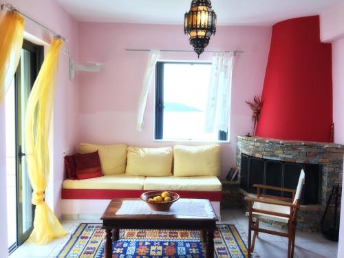 een woonkamer met een bank en een open haard bij Ravishing View Zastani House 2 in Marmarion