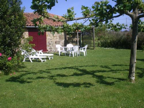 a group of chairs and a table in a yard at Casa El Prado de la Romia in Argüero