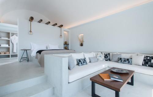 イメロヴィグリにあるAzar Luxury Villas & Suitesの白いリビングルーム(ソファ、ベッド付)