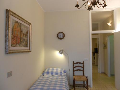 ナポリにあるBelcantoのベッドルーム1室(ベッド1台、壁掛け時計付)