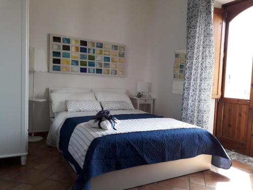 タオルミーナにあるCasa Giòのベッドルーム1室(青と白の毛布付きのベッド1台付)