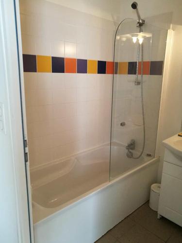 une salle de bain avec douche et baignoire dans l'établissement Résidence de L'Océan, à La Tranche-sur-Mer