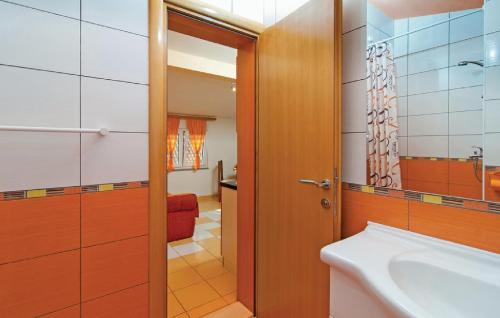 y baño con lavabo y espejo. en Apartments Otok, en Trogir