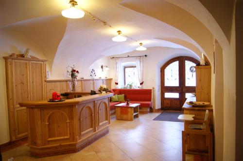 a kitchen with an archway and a living room at Der Schwendterwirt in Schwendt