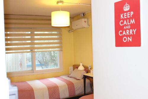 Una cama o camas en una habitación de Hongdae Style Guesthouse