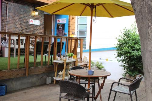 Un patio o zona al aire libre en Hongdae Style Guesthouse