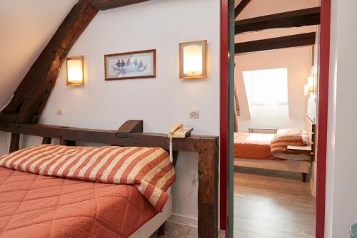 a bedroom with two bunk beds in a room at chambres d'hotes du colvert in Forges-les-Eaux