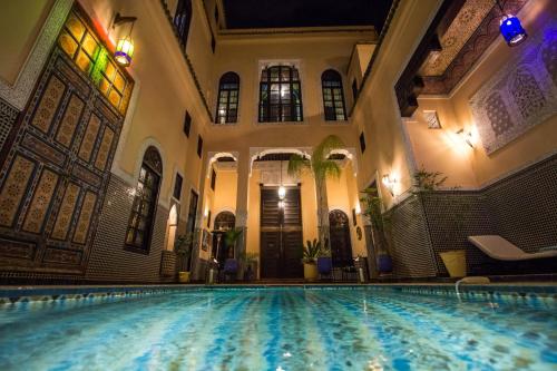 uma piscina interior num edifício com piscina em Riad Fes Baraka em Fez
