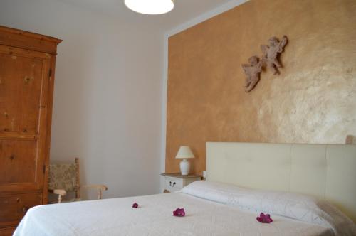 a bedroom with a bed with flowers on the wall at La Piccola Loggia in Torrita di Siena