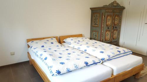 ein Bett mit zwei Kissen auf einem Zimmer in der Unterkunft Privatzimmer Jarosch in Tulln