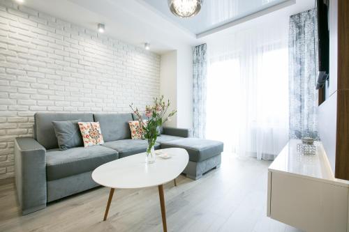 a living room with a couch and a table at VIP Apartamenty Stara Polana 2 in Zakopane