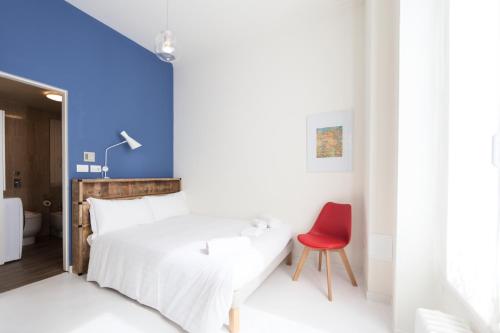 A bed or beds in a room at Heart Milan Apartments Duomo SanBarnaba