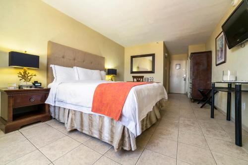 Een bed of bedden in een kamer bij Brickell Bay Beach Club Boutique Hotel & Spa - Adults Only