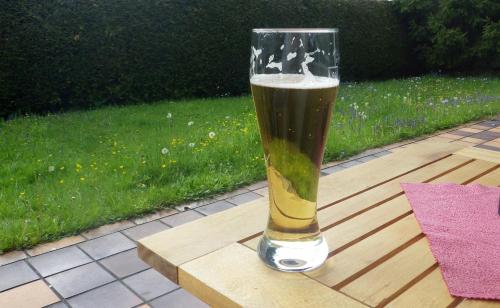 ein Glas Bier auf einem Tisch in der Unterkunft Farchant-Zugspitze in Farchant