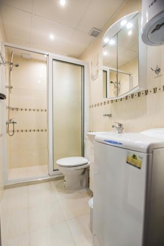 Kamar mandi di Studio Maria
