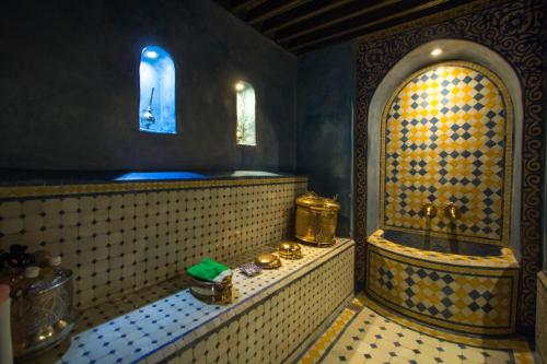 A bathroom at Riad Fes Baraka