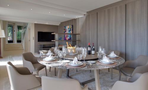 TV a/nebo společenská místnost v ubytování Luxurious Villa Overlooking Monaco