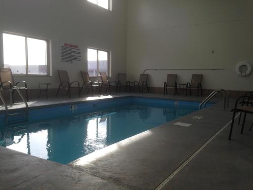 Πισίνα στο ή κοντά στο The Edgewood Hotel and Suites