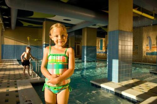 una joven parada en una piscina en Ocean Beach Club, en Virginia Beach