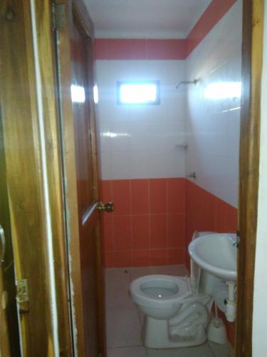a bathroom with a toilet and a sink at Casa Madrigueña in Rincón