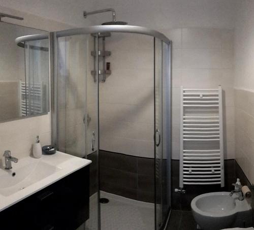 レッチェにあるTower Lecceのバスルーム(シャワー、シンク付)