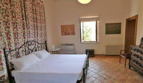 TaranoにあるCasaletto Ferraraのベッドルーム1室(白いベッド1台付)