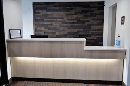 a lobby with a cash counter with a brick wall at Athena Inn Chattanooga in Chattanooga