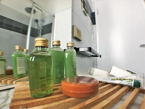 eine Gruppe grüner Flaschen auf einem Tresen in der Unterkunft Chianciano Lettings in Chianciano Terme