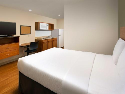 Llit o llits en una habitació de WoodSpring Suites Louisville Jeffersontown