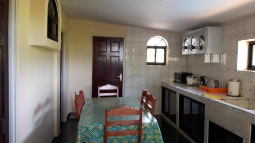 Nieuw Nickerie的住宿－Amir's Apartment，厨房配有桌椅和台面