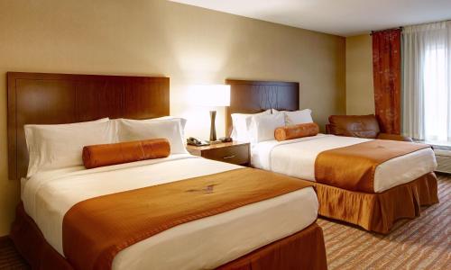 Ένα ή περισσότερα κρεβάτια σε δωμάτιο στο Phoenix Inn Suites Albany