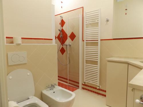 トッリ・デル・ベーナコにあるCasa Porticiのバスルーム(トイレ、シャワー、シンク付)