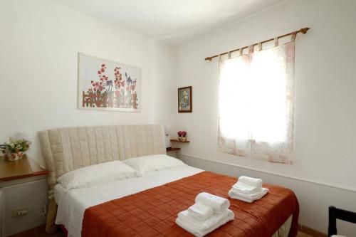 ヴィッラッジョ・モセにあるLa Casuzza Dell'Ulivoのベッドルーム1室(ベッド1台、タオル2枚付)