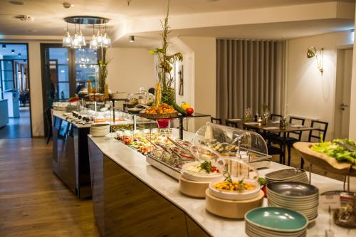 ein Buffet mit vielen verschiedenen Speisen in der Unterkunft Hotel Alte Post Flensburg in Flensburg