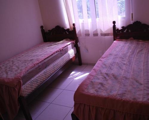 2 camas individuales en una habitación con ventana en Thermas do Bandeirante - Achei Férias, en Caldas Novas