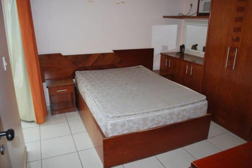 Dormitorio pequeño con cama y lavamanos en Thermas dos Bandeirantes - 3 Quartos - Achei Férias, en Caldas Novas