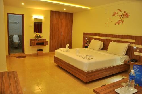 Ліжко або ліжка в номері Vinayaga Inn by Poppys, Ooty
