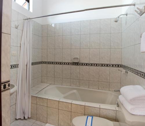 Et badeværelse på DM Hoteles Ayacucho