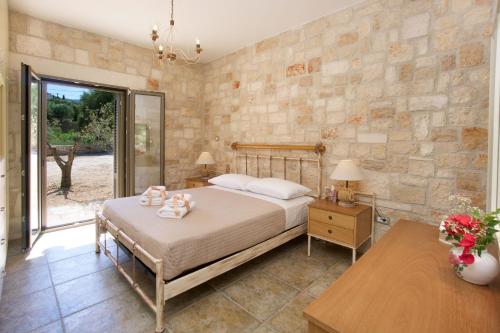 Postel nebo postele na pokoji v ubytování Forest Villas Kefalonia