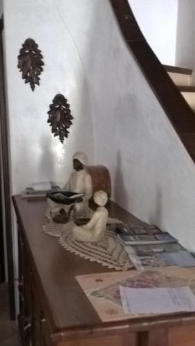 a table with two dolls sitting on top of it at B&B Dagnano Basso in Pieve Santo Stefano